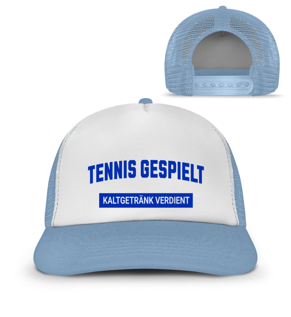 Weiß-hellblaue Trucker Cap mit Aufdruck „Tennis gespielt – Kaltgetränk verdient" in Blau auf weißem Mesh-Panel