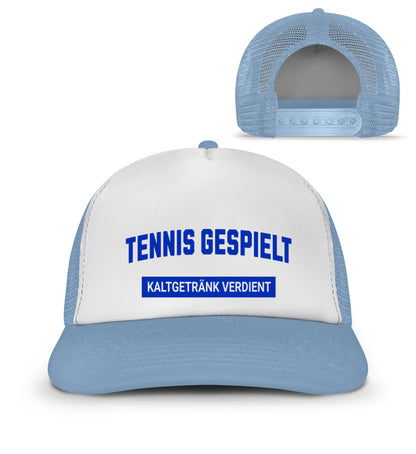 Weiß-hellblaue Trucker Cap mit Aufdruck „Tennis gespielt – Kaltgetränk verdient" in Blau auf weißem Mesh-Panel