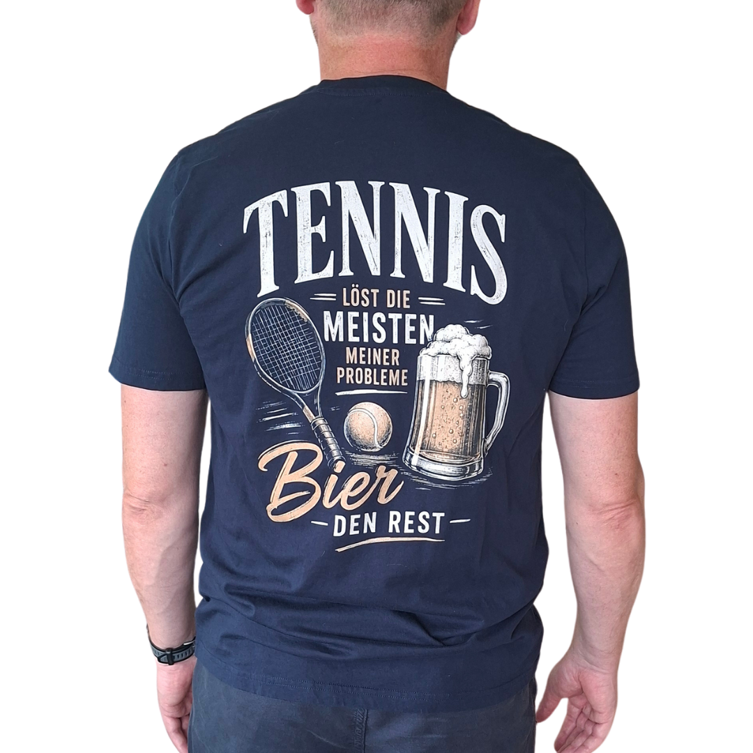Navyblaues Herren-T-Shirt Rückenansicht mit Tennis-Design: Schriftzug "Tennis löst die meisten meiner Probleme, Bier den Rest" neben Tennisschläger, Ball und Bierkrug-Illustration