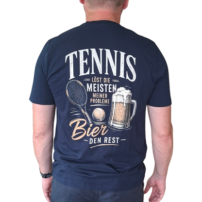 Navyblaues Herren-T-Shirt Rückenansicht mit Tennis-Design: Schriftzug "Tennis löst die meisten meiner Probleme, Bier den Rest" neben Tennisschläger, Ball und Bierkrug-Illustration