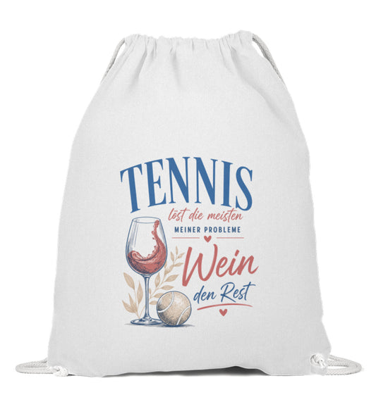 Weißer Turnbeutel mit Tennis-Design: Schriftzug "Tennis löst die meisten meiner Probleme, Wein den Rest" neben Weinglas, Rebblättern und Tennisball, Kordelzug