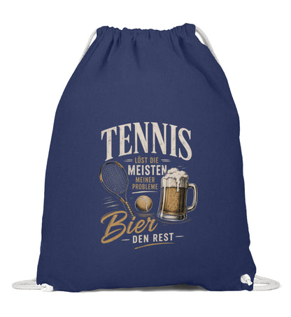 Navyblauer Turnbeutel mit Tennis-Design: Schriftzug "Tennis löst die meisten meiner Probleme, Bier den Rest" neben Bierkrug-Illustration, Kordelzug, erhältlich auch in Grün und Schwarz