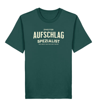 Grünes Herren Premium Organic T-Shirt mit dem weißen Text-Aufdruck „Zweiter Aufschlag Spezialist“, modernes minimalistisches Design für Tennisspieler.